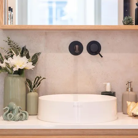 Coastal Bliss Stylish 2br By Lovelystay